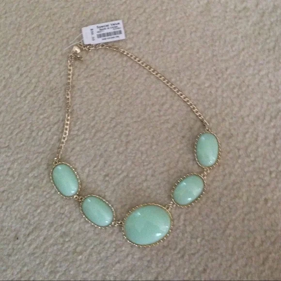 J Crew mint green statement necklace perfect for summer - Picture 3 of 3